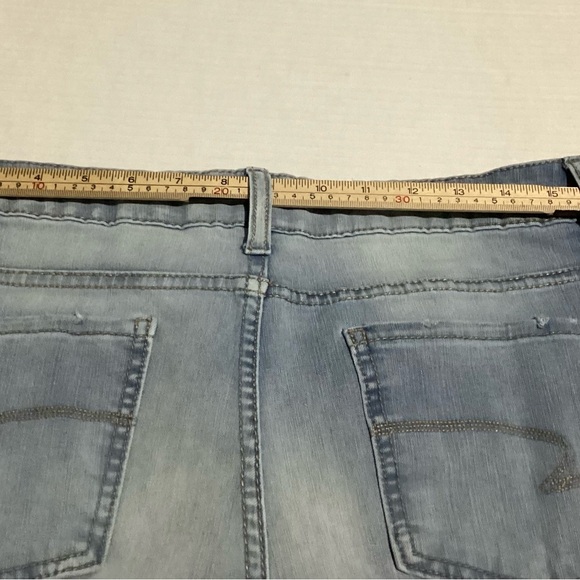 Time and Tru Women’s Size 16 Denim Shorts - Picture 2 of 5